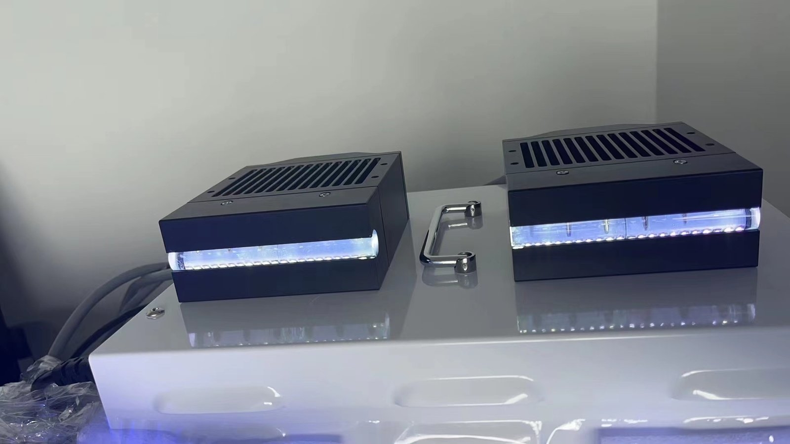 Lámpara lineal UV-LED refrigerada por agua 100 × 10 mm (365 nm)