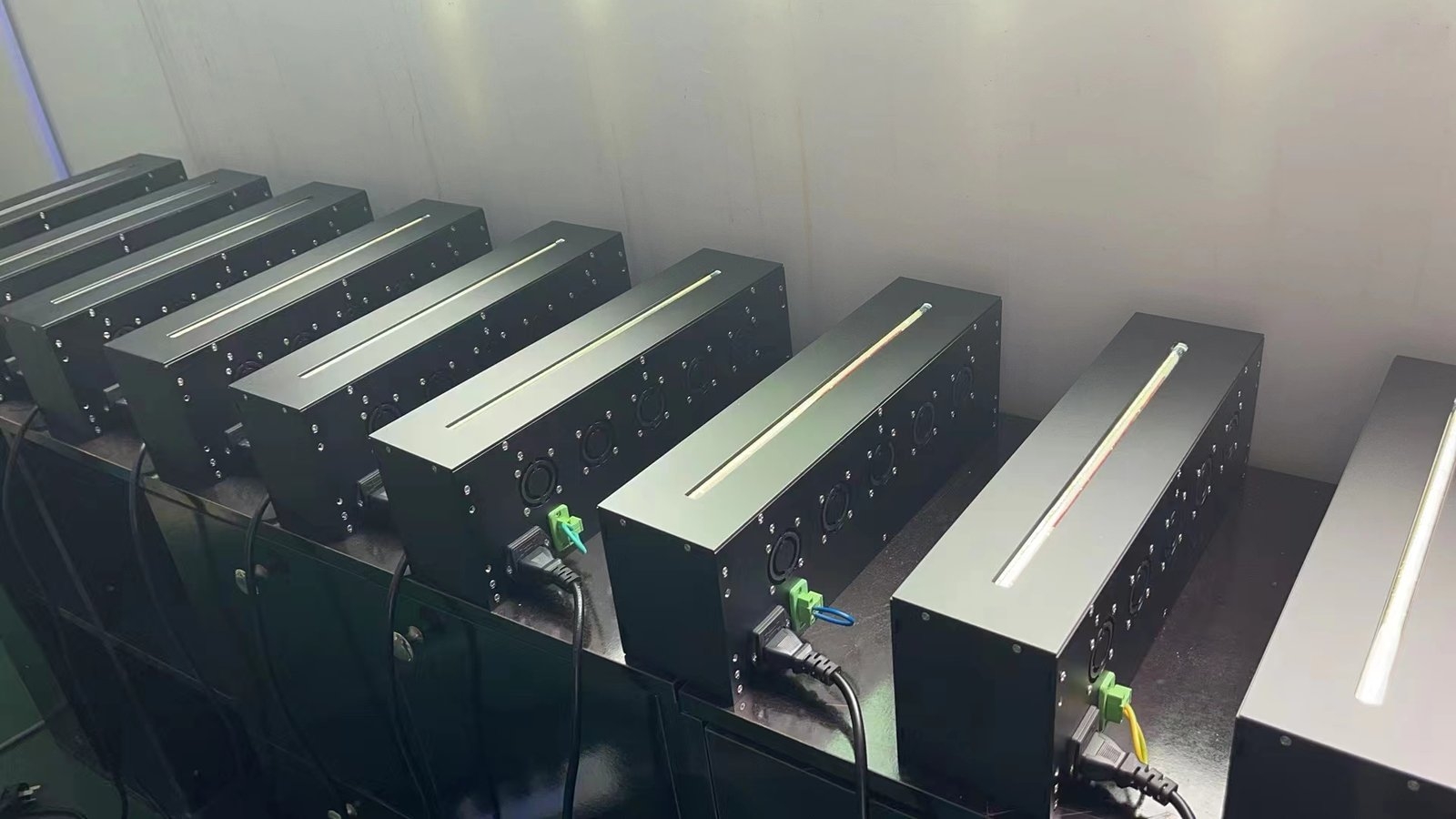 Prensa de etiquetas reconvertida: más velocidad de línea con 100 × 10 mm